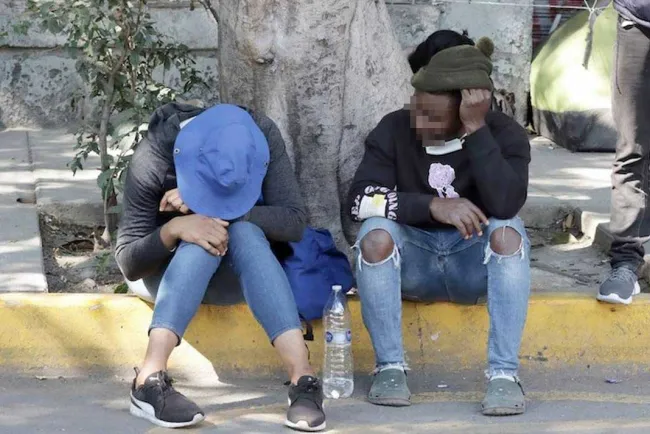 Ofrecen migrantes trabajos en calles de la ciudad
