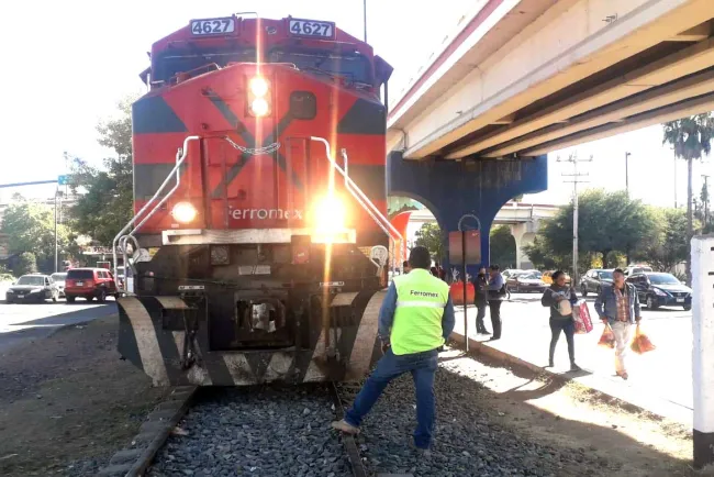 Arrolla tren a jovencita; estudiante de secundaria