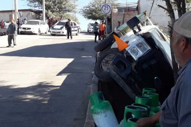 Vuelca camión cargado con tanques de gas
