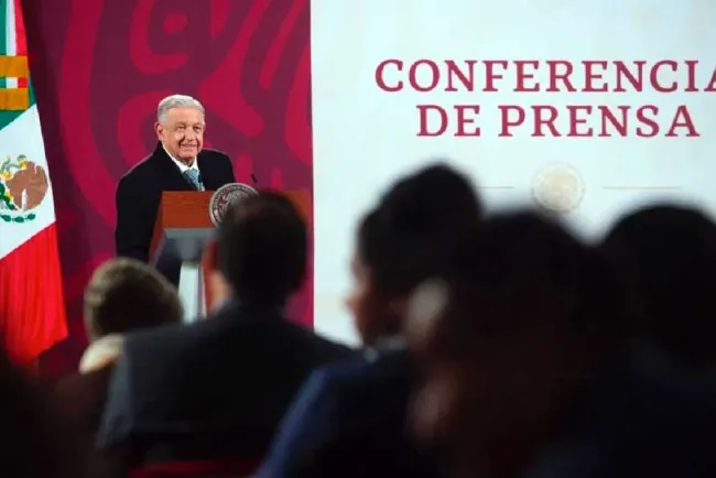 Pide AMLO marchar en orden alfabético