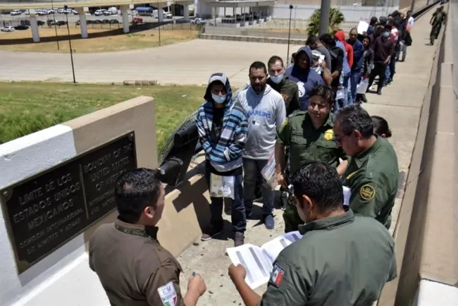 ¿Cuántos migrantes ha regresado EU a México por ‘Quédate en México’?
