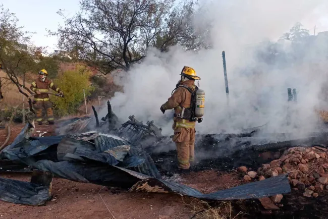 Afecta incendio a tres domicilios en El Rastro