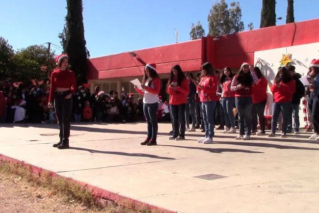 Cierran semestre con festival navideño