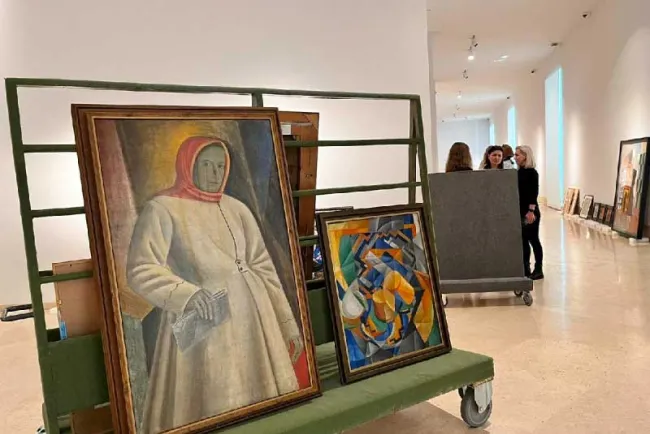 Salvan pinturas de Ucrania de bombardeos rusos; las trasladan a España