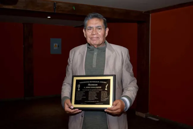 Reconocen a Jorge Silva Esquer por 52 años de trayectoria