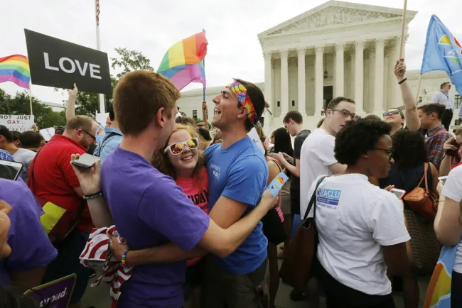 Aprueban ley para “reconocer” el matrimonio LGBT+ en EU