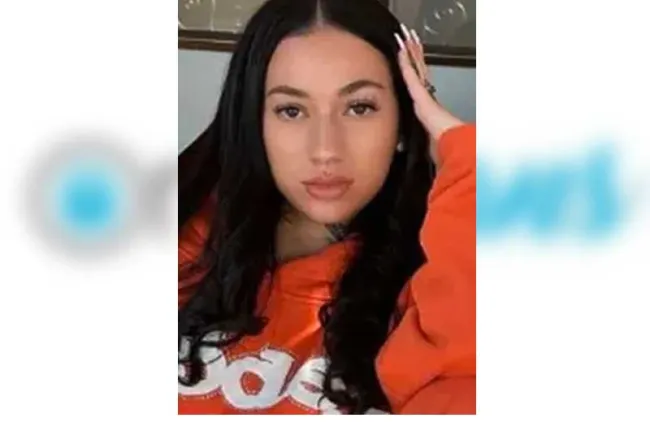 Apoya estrella de OnlyFans con beca para estudiantes