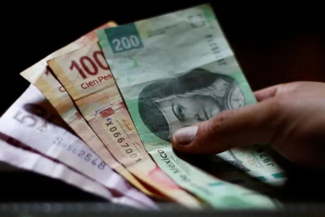 Anuncia AMLO alza al salario mínimo