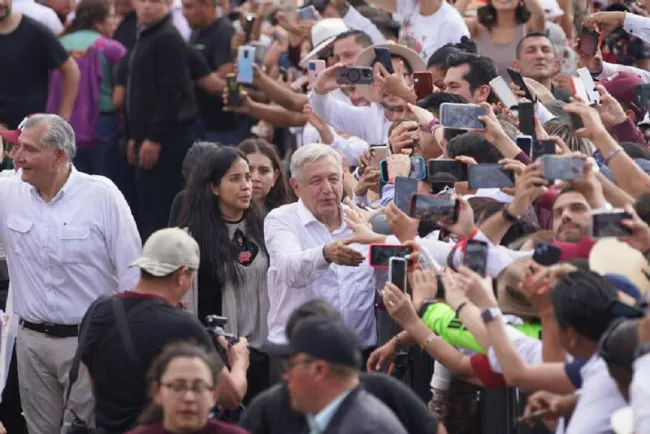 Pide AMLO a oposición presentar pruebas de uso de recursos en marcha
