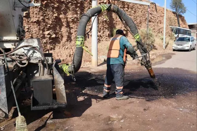 Intensifican campaña de bacheo en distintas colonias de Nogales