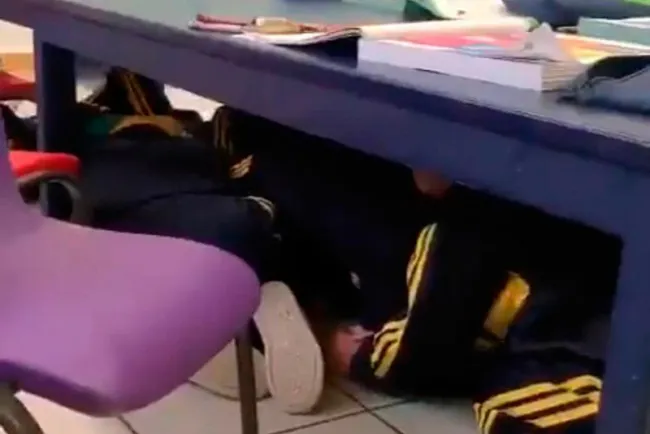 Alumnos de Kinder se resguardan y cantan ante ataque armado