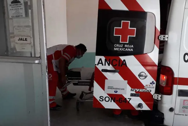 Disparan a joven desde auto en movimiento