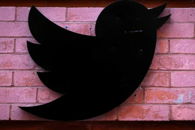 Planean exempleados de Twitter contraataque