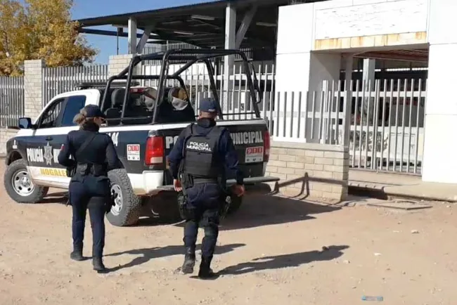 Ataca adolescente con machete a adulto en escuela