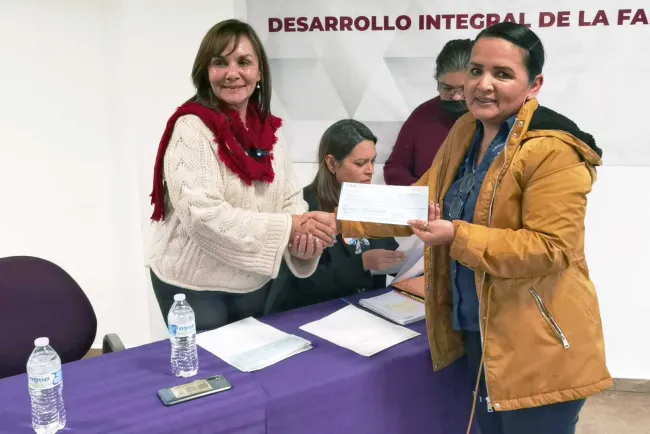 Entrega DIF becas para terapias a personas con discapacidad