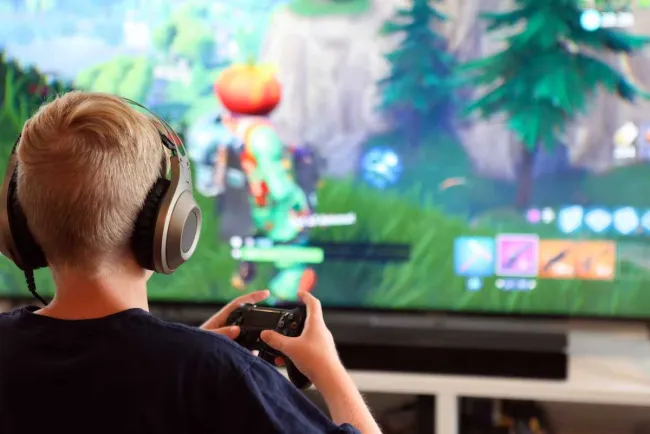 Demandan padres a Epic Games; denuncian adicción de sus hijos a ‘Fortnite’