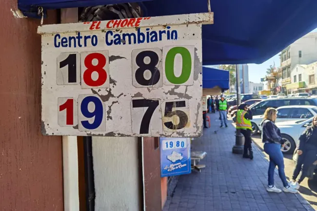 Baja el dólar en centros cambiarios de la ciudad