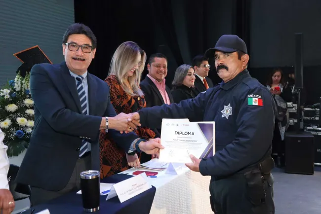 Gradúan 112 policías de preparatoria