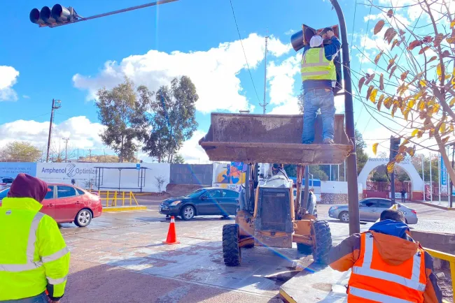 Dan servicio a semáforos dañados por las lluvias