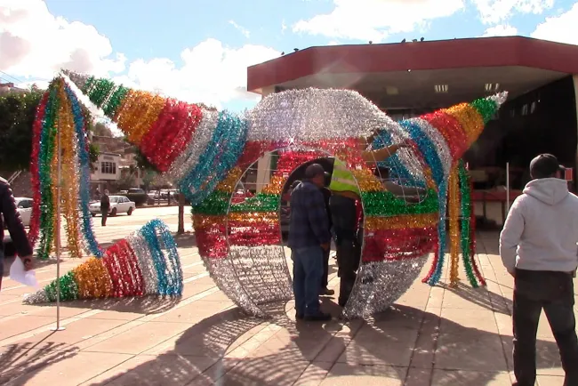 Adornan las calles de Nogales por fiestas navideñas