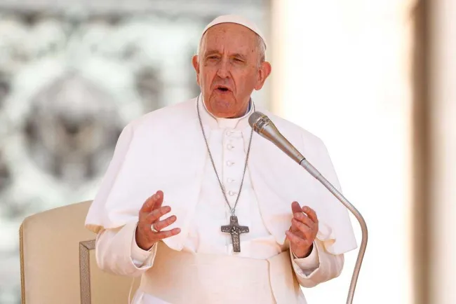 Pide Papa no gastar en regalos y enviar dinero a Ucrania en apoyo