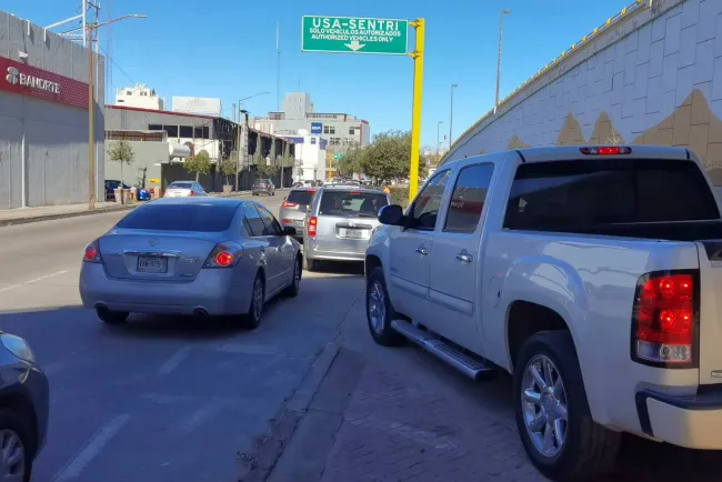 Provoca caos y molestias acceso a Sentri ante falta de señalamientos