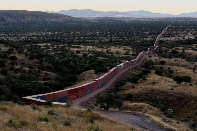 Demandan a Arizona por contenedores en muro fronterizo