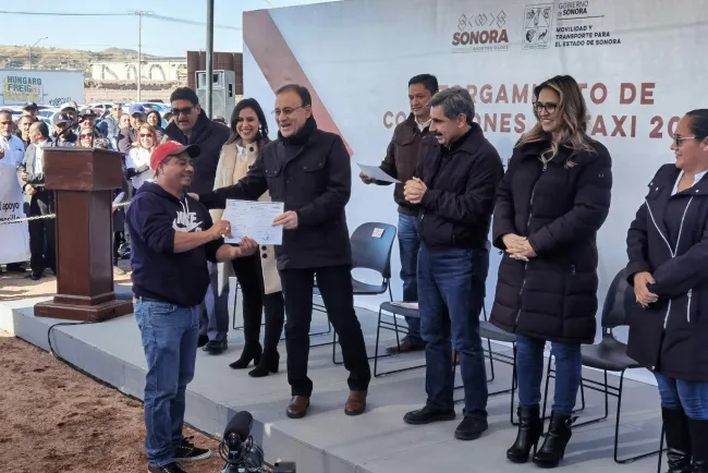 Gobernador entrega concesiones a taxistas