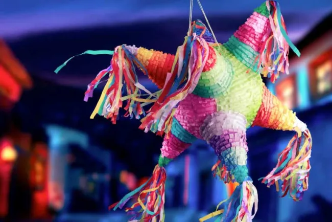 ¡Dale! ¡dale! ¡dale!; el significado de la piñata