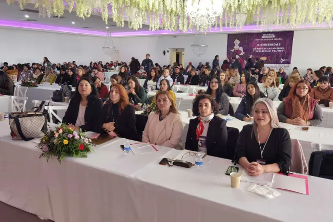 Aplican curso a mujeres en la política en esta frontera