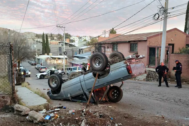 Vuelca adulto mayor su camioneta al esquivar a peatón