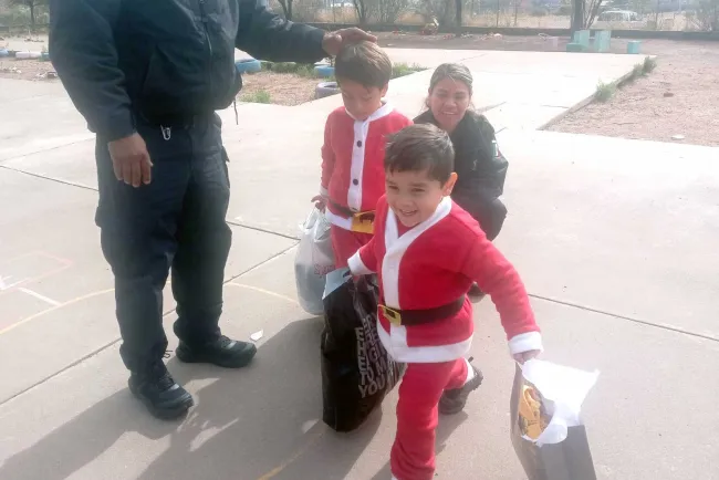 Sorprende PESP con piñata, dulces y regalos en preescolar saqueado