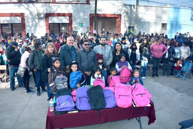 Entregan misioneros mil 200 mochilas con útiles escolares