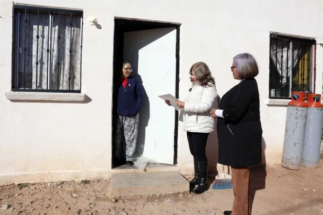 Entregan títulos de viviendas a domicilio