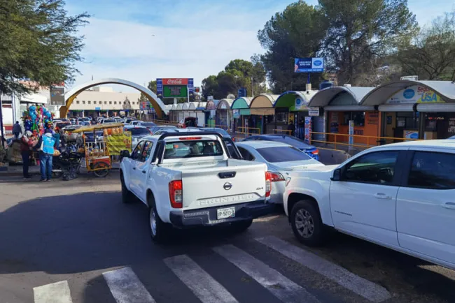 Filas de hasta dos horas para cruzar hacia EU
