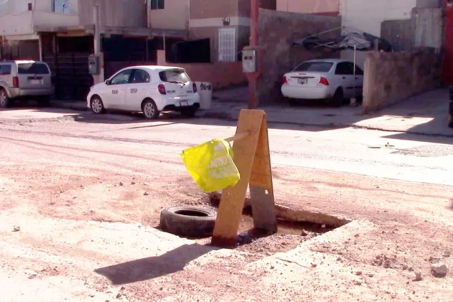 Piden vecinos de Nuevo Nogales reparen bache; quedó después de trabajos del Oomapas