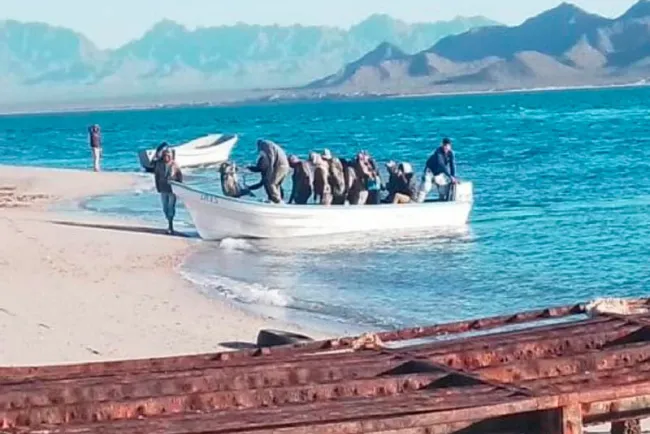 Rescatan con vida a pescadores seris extraviados