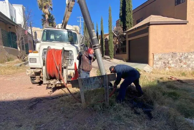 Reparan fuga de drenaje en Nuevo Nogales