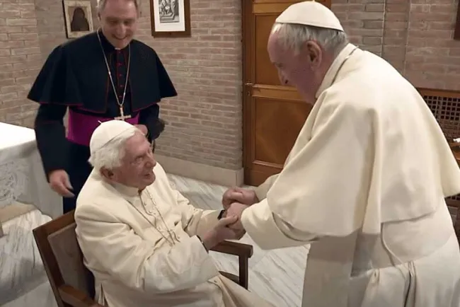 Revela papa Francisco que Benedicto XVI está "muy enfermo"; pide orar por él