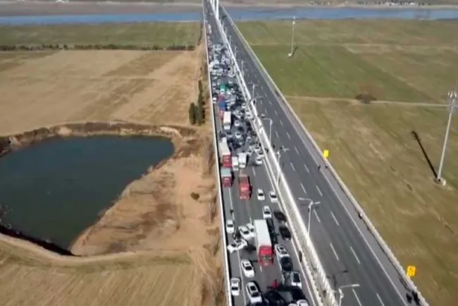 Choque múltiple en China deja un muerto y más de 200 autos dañados