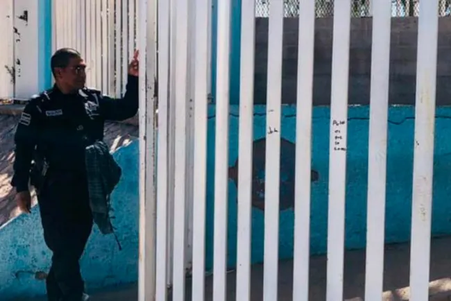 Roban tubería de agua en kínder