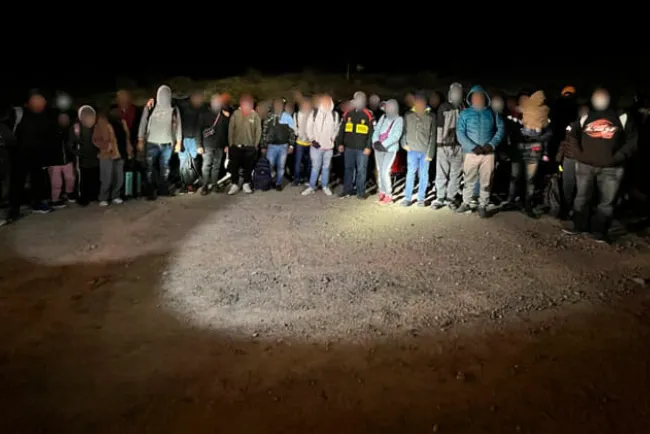 Aprehenden a grupos de migrantes al sur de Arizona