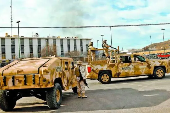 Entra comando a penal de Cd Juárez; mata a 14 y se lleva a 24