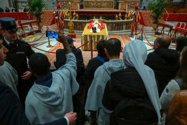 Desfilan miles de fieles para despedir a Benedicto XVI
