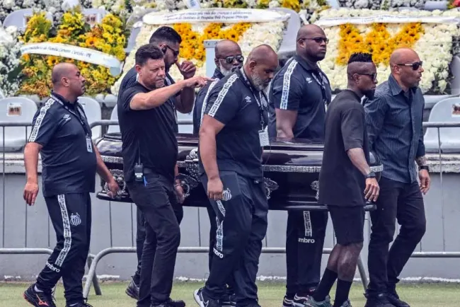 Despedirán miles de personas a Pelé lunes y martes en Estadio Vila Belmiro