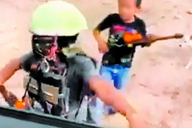 Niños se disfrazan para recrear retenes del narco en Sinaloa