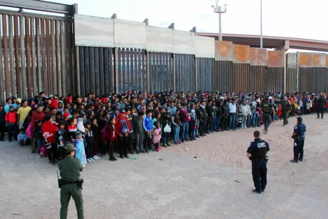 Nueva política fronteriza en EU: aceptará hasta mil migrantes al día