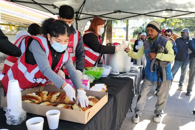 Participan en Comedor Callejero jóvenes del Consulado de USA