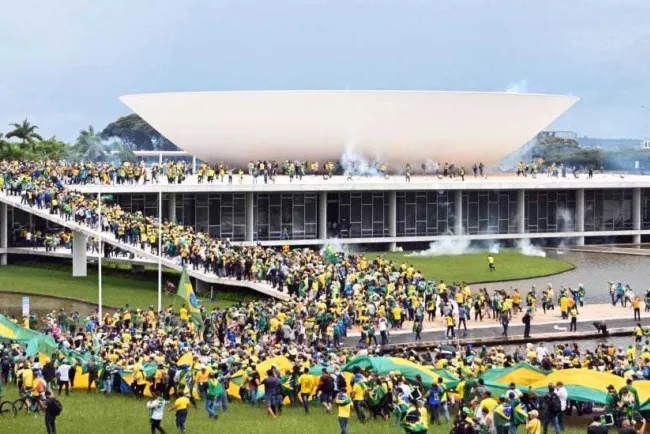 Así fue el asalto de miles de seguidores de Bolsonaro en Brasil