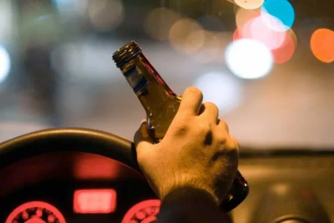 Arrestan a conductor ebrio y agresivo